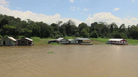 Amazonas-Brasilien-Schwimmende-Häuser-Im-See