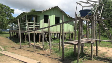 Haus-Im-Amazonas-Dorf