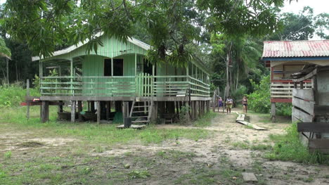 Amazonas-Dorfhaus-Auf-Stelzen