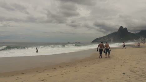 Rio-Ipanema-Beach,-Hombres,-Caminar,-En,-Playa