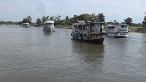 Brasilien-Amazonas-Backwater-In-Der-Nähe-Von-Santarem-Boote-Kommen-Und-Gehen-S