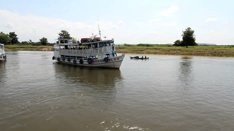 Brasilien-Amazonas-Backwater-In-Der-Nähe-Von-Santarem-Flussboot-Und-Kanu-C