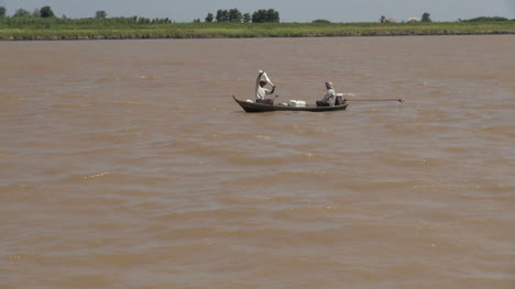 Brazil-Santarem-canoe-with-fisherman-s