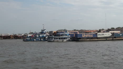 Brasilien-Santarem-Amazonas-Waterfront-Mit-Booten-Und-Lastkähnen-S