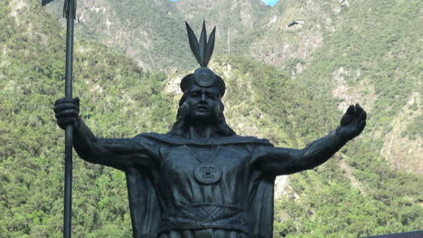 Peru-Heißes-Wasser-Inka-Statue-Hautnah