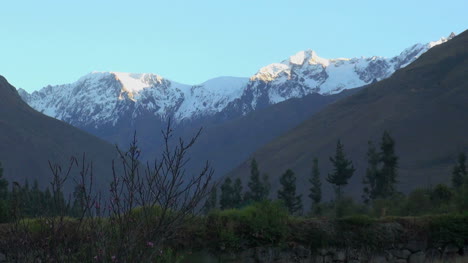 Picos-Andinos-Peruanos-En-La-Distancia