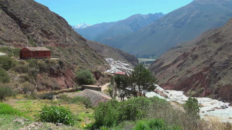 Peru-Salzpfannen-Mit-Tal-Dahinter