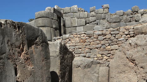 Cusco-Sacsayhuamán-Wände-Mit-Unterschiedlich-Großen-Steinen