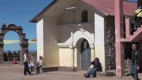 Peru-Taquile-Kirche-Und-Steinbogen-1