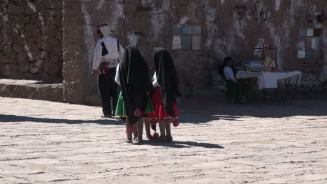 Peru-Taquile-Kinder-In-Schwarzen-Schals-Verkaufen-Waren-5