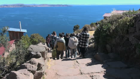 Peru-Taquile-Touristen-Steigen-Stufen-Zum-See-24