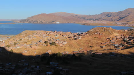 Peru-See-Titicaca-Häuser-Verteilen-Sich-über-Trockene-Hügel