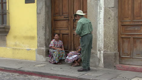 Guatemala-Antigua-Ein-Tourist-Spricht-Mit-Einheimischen-Frauen-In-Traditioneller-Kleidung