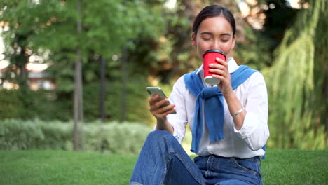 Frau,-Die-Ihr-Smartphone-Anschaut-Und-Draußen-Einen-Kaffee-Trinkt
