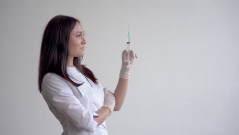Female-Doctor-Holding-A-Syringe-With-A-Vaccine