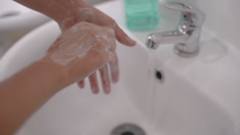 Close-Up-Of-Female-Doctor-Washing-Her-Hands-In-Sink
