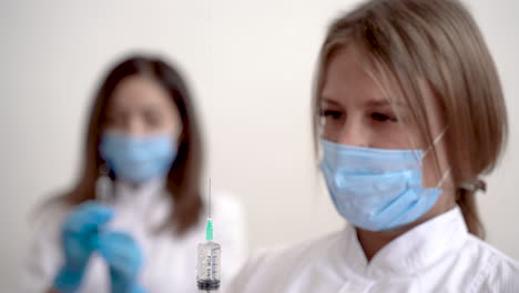 Retrato-De-Enfermera-Y-Doctora-Sosteniendo-Jeringa-Con-Vacuna-Para-Covid-19