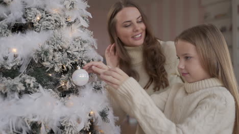 Madre-E-Hija-Decoran-El-árbol-De-Navidad-Con-Bolas-Y-Adornos