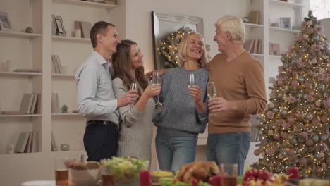 Familia-Feliz-Brindando-Y-Celebrando-La-Navidad-En-Casa-1