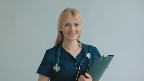 Retrato-De-Una-Joven-Y-Bonita-Enfermera-Rubia-Cuidadora-Sonriendo