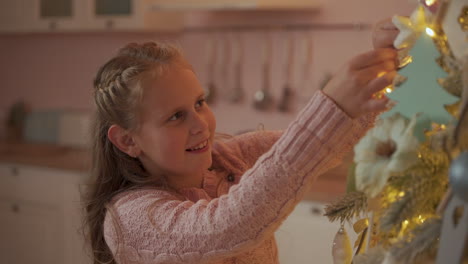 Kleines-Mädchen-Schmückt-Den-Weihnachtsbaum-Zu-Hause-Mit-Ornamenten