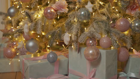 Verpackte-Geschenke-Unter-Dem-Geschmückten-Weihnachtsbaum