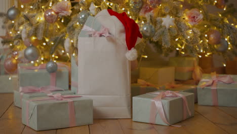 Verpackte-Geschenke-Und-Papiertüte-Mit-Leerzeichen-Unter-Dem-Geschmückten-Weihnachtsbaum