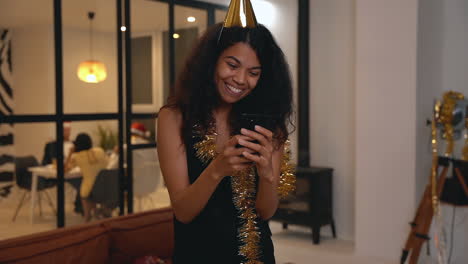 Mujer-Negra-Emocionada-Usando-Un-Teléfono-En-La-Fiesta-De-Fin-De-Año