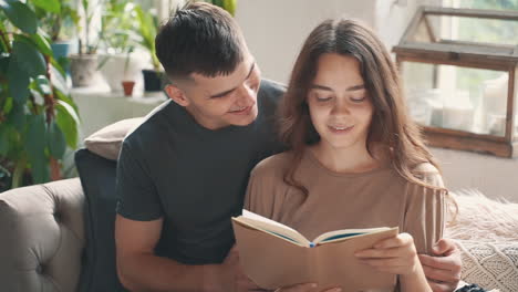 Junge-Liebhaber,-Frau-Und-Mann,-Lesen-Zusammen-Ein-Buch