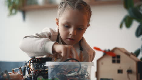Little-Girl-Building-Robots-1