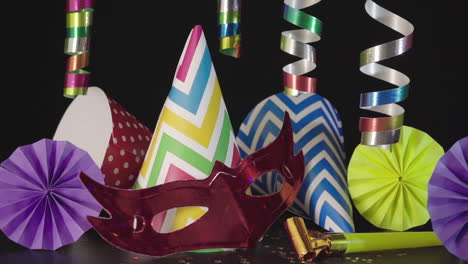 Sombreros-De-Fiesta,-Máscara-De-Carnaval-Y-Decoraciones-Coloridas-Sobre-Fondo-Negro