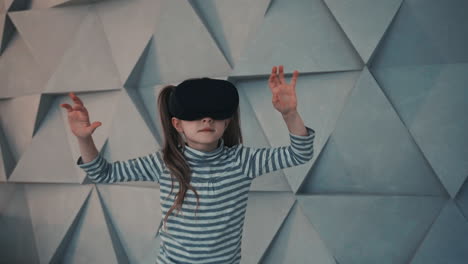 Child-Using-A-Vr-Headset