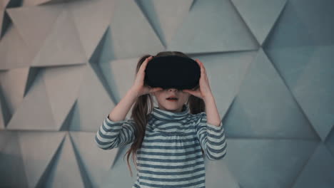 Surprised-Little-Girl-With-Virtual-Reality-Glasses
