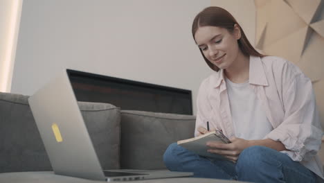 Mujer-Joven-Estudiando-Desde-Casa-Con-Una-Laptop