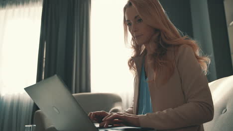 Mujer-Usando-Una-Computadora-Portátil,-Escribiendo-Con-El-Teclado