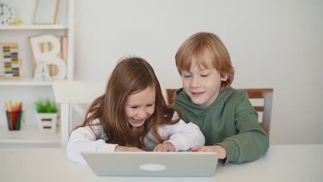 Kleiner-Junge-Und-Mädchen,-Die-Einen-Laptop-Benutzen-Und-Zu-Hause-Spaß-Haben