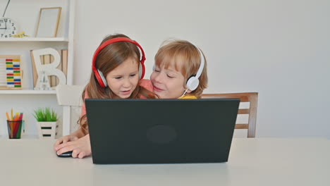 Kleiner-Junge-Und-Mädchen,-Die-Einen-Laptop-Benutzen-Und-Zu-Hause-Spaß-Haben-1