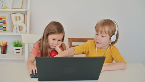 Niño-Y-Niña-Usando-Una-Computadora-Portátil-Y-Teniendo-Una-Clase-En-Línea-En-Casa