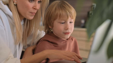 Kleiner-Junge-Und-Mutter-Benutzen-Laptop-Und-Haben-Spaß-Zu-Hause