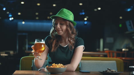 Hübsche-Junge-Frau,-Die-Bier-Trinkt-Und-Einen-Irischen-Grünen-Hut-Trägt