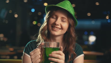 Retrato-De-Una-Mujer-Joven-Y-Bonita-Con-Una-Jarra-De-Cerveza-Verde-Y-Con-Un-Sombrero-Irlandés