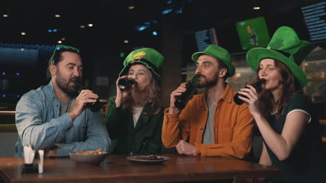 Amigos-Con-Sombreros-Irlandeses-Celebrando-El-Día-De-San-Patricio-En-Un-Pub