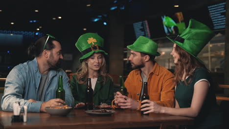 Amigos-Con-Sombreros-Irlandeses-Celebrando-El-Día-De-San-Patricio-En-Un-Pub-1