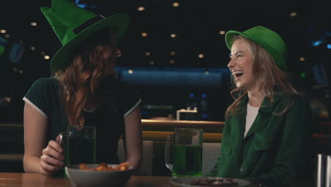 Freundinnen-Mit-Irischen-Hüten-Feiern-Den-St.-Patrick&#39;s-Day-In-Einem-Pub-1
