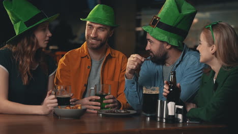 Amigos-Con-Sombreros-Irlandeses-Celebrando-El-Día-De-San-Patricio-En-Un-Pub-2