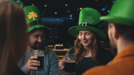 Porträt-Von-Freunden-Mit-Irischen-Hüten,-Die-Den-St.-Patrick&#39;s-Day-In-Einem-Pub-Feiern