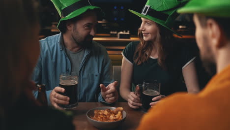 Männer-Und-Frauen-In-Irischen-Hüten-Feiern-Den-St.-Patrick&#39;s-Day
