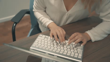 Weibliche-Hände,-Die-Auf-Laptoptastatur-Tippen