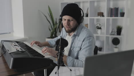 Männlicher-Musiker,-Der-Zu-Hause-Elektrische-Tastatur-Singt-Und-Spielt-1