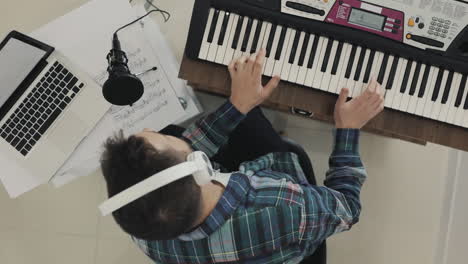 Männlicher-Musiker,-Der-Zu-Hause-Elektrische-Tastatur-Singt-Und-Spielt-2